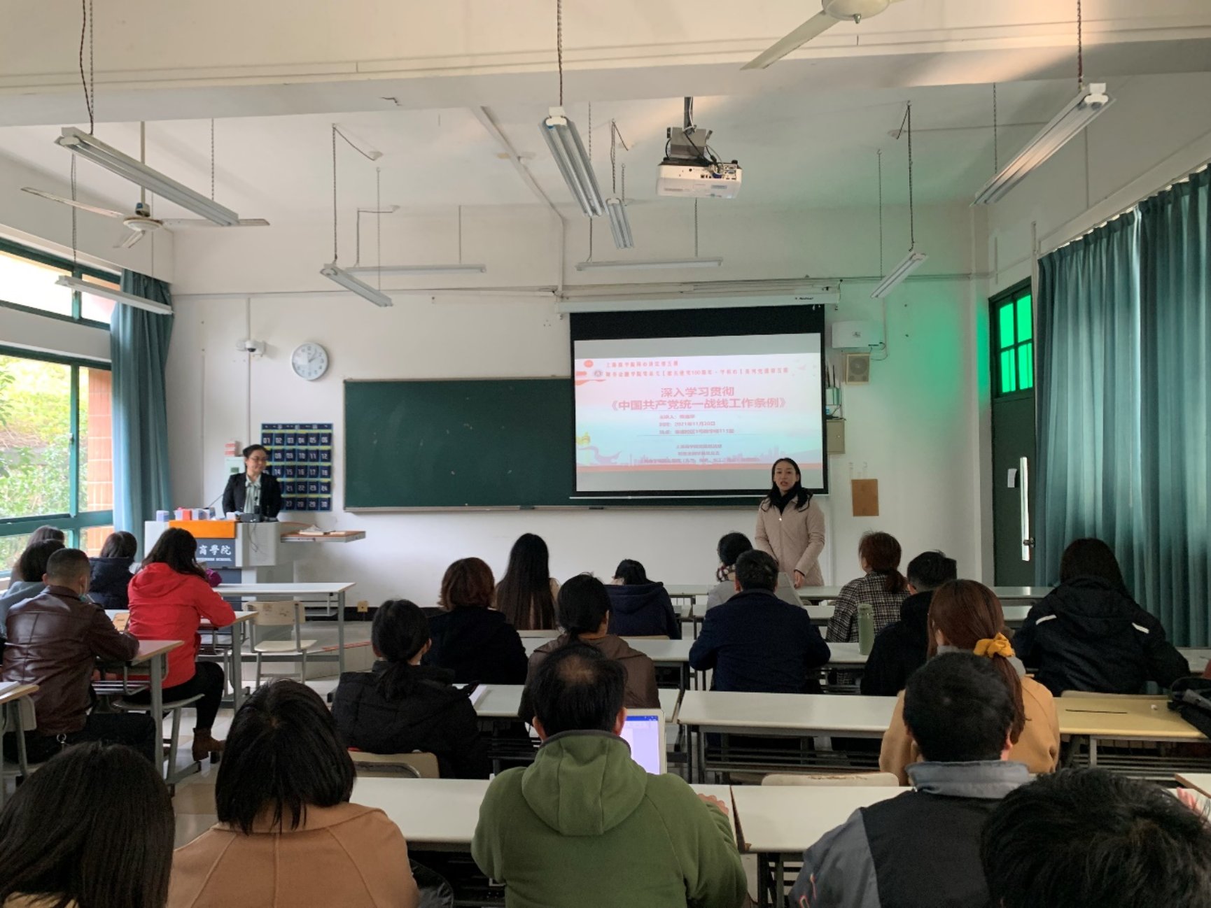 图为讲座现场 图为讲座现场