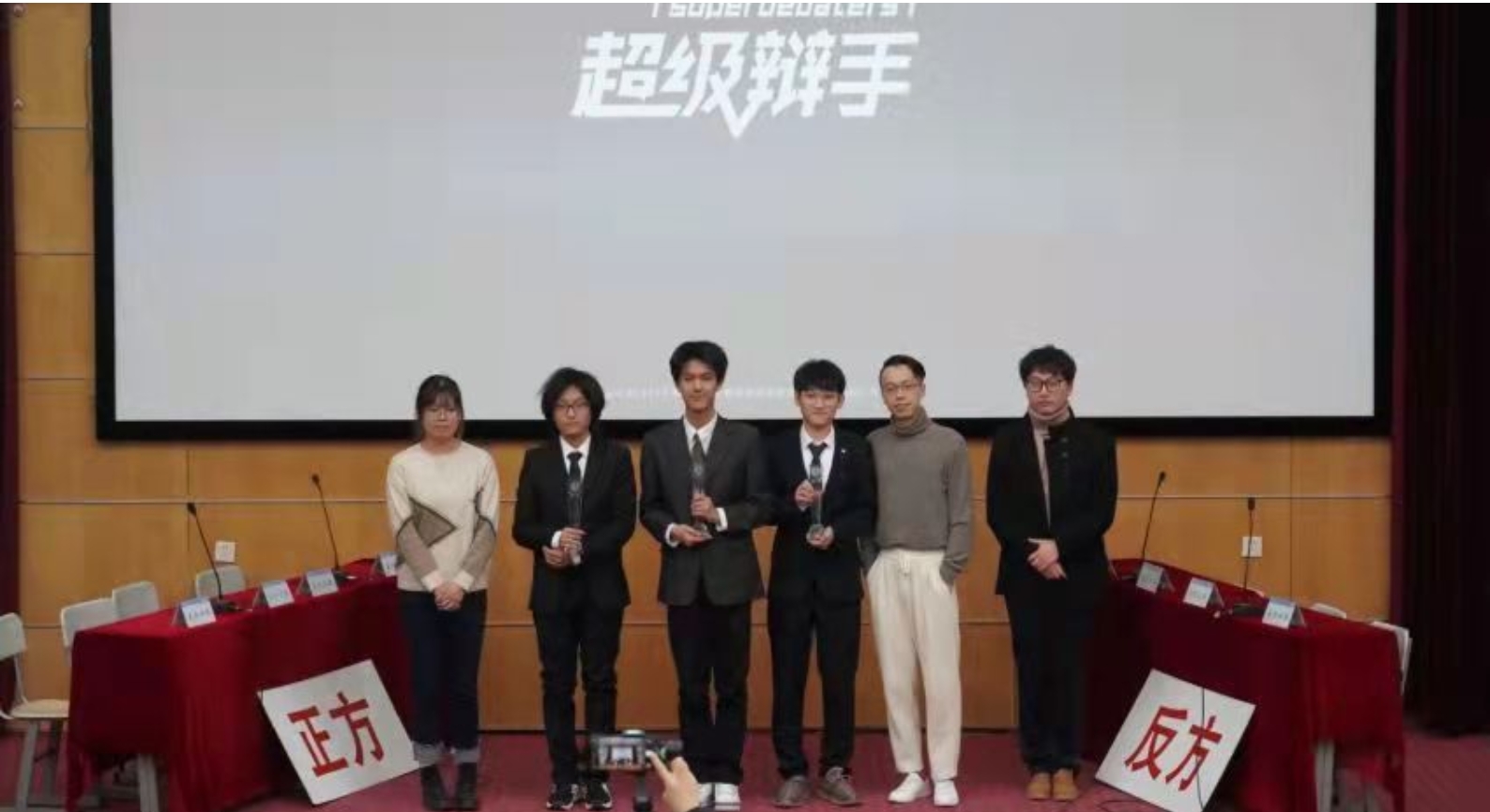 评委与获奖学院代表合影 评委与获奖学院代表合影