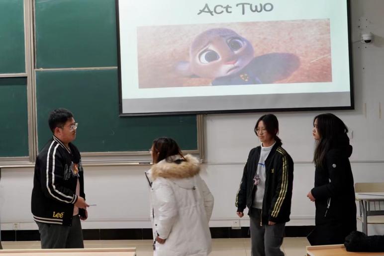 图为工商管理211、212班同学带来的疯狂动物城片段表演 图为工商管理211、212班同学带来的疯狂动物城片段表演