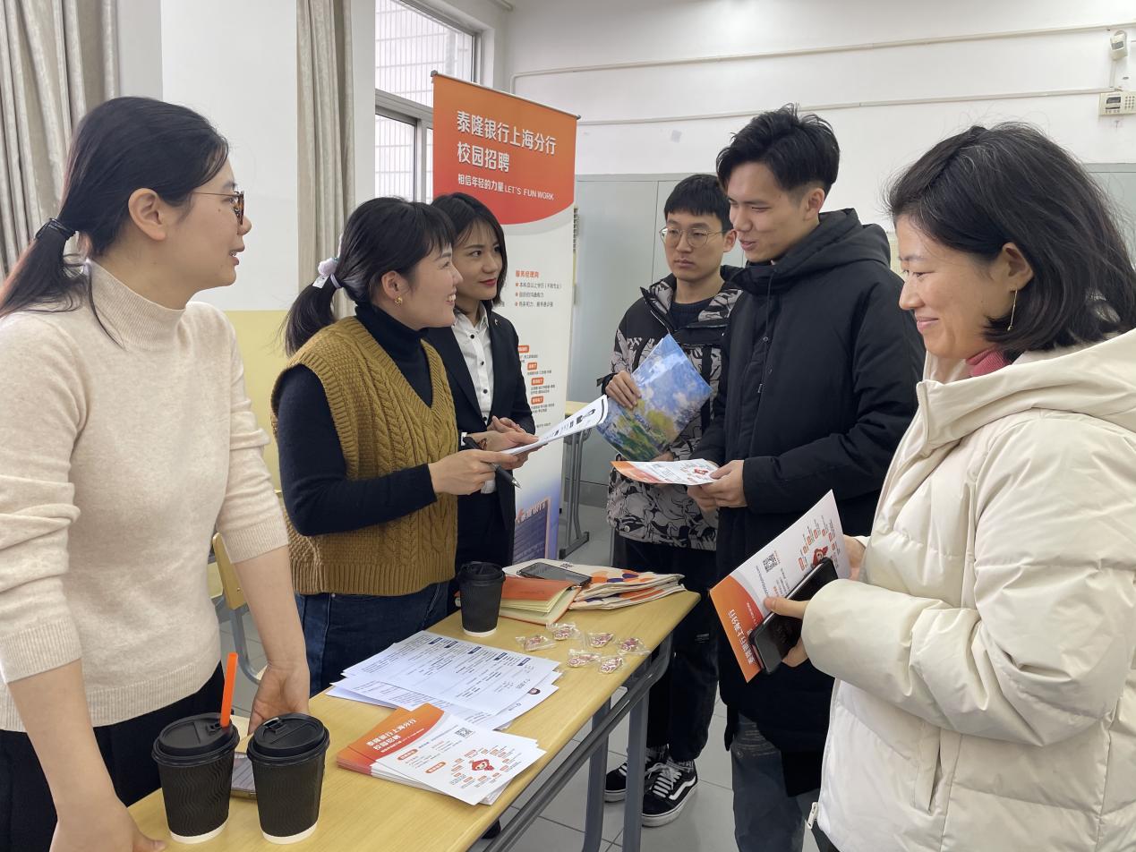 图为招聘会现场 图为招聘会现场