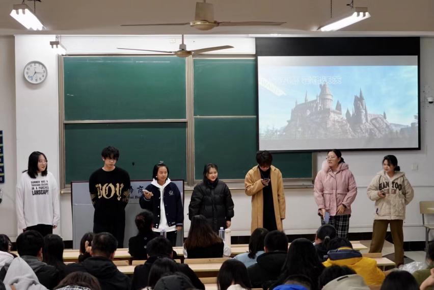 图为信息管理211、212班同学带来的哈利波特片段表演 图为信息管理211、212班同学带来的哈利波特片段表演