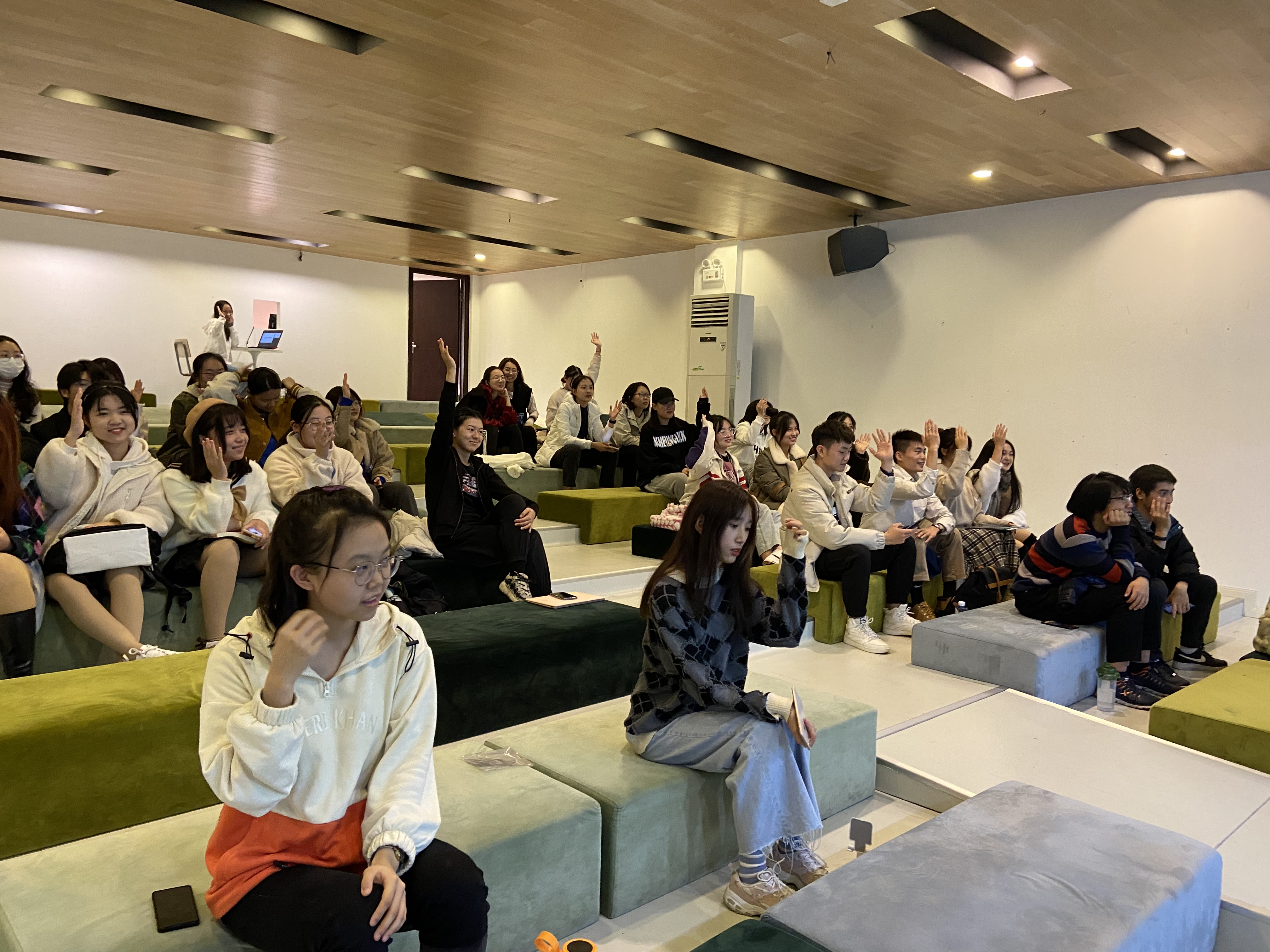 图为讲座互动现场 图为讲座互动现场