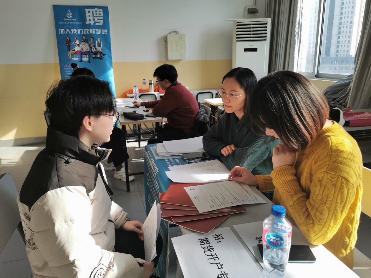 图为招聘会现场 图为招聘会现场