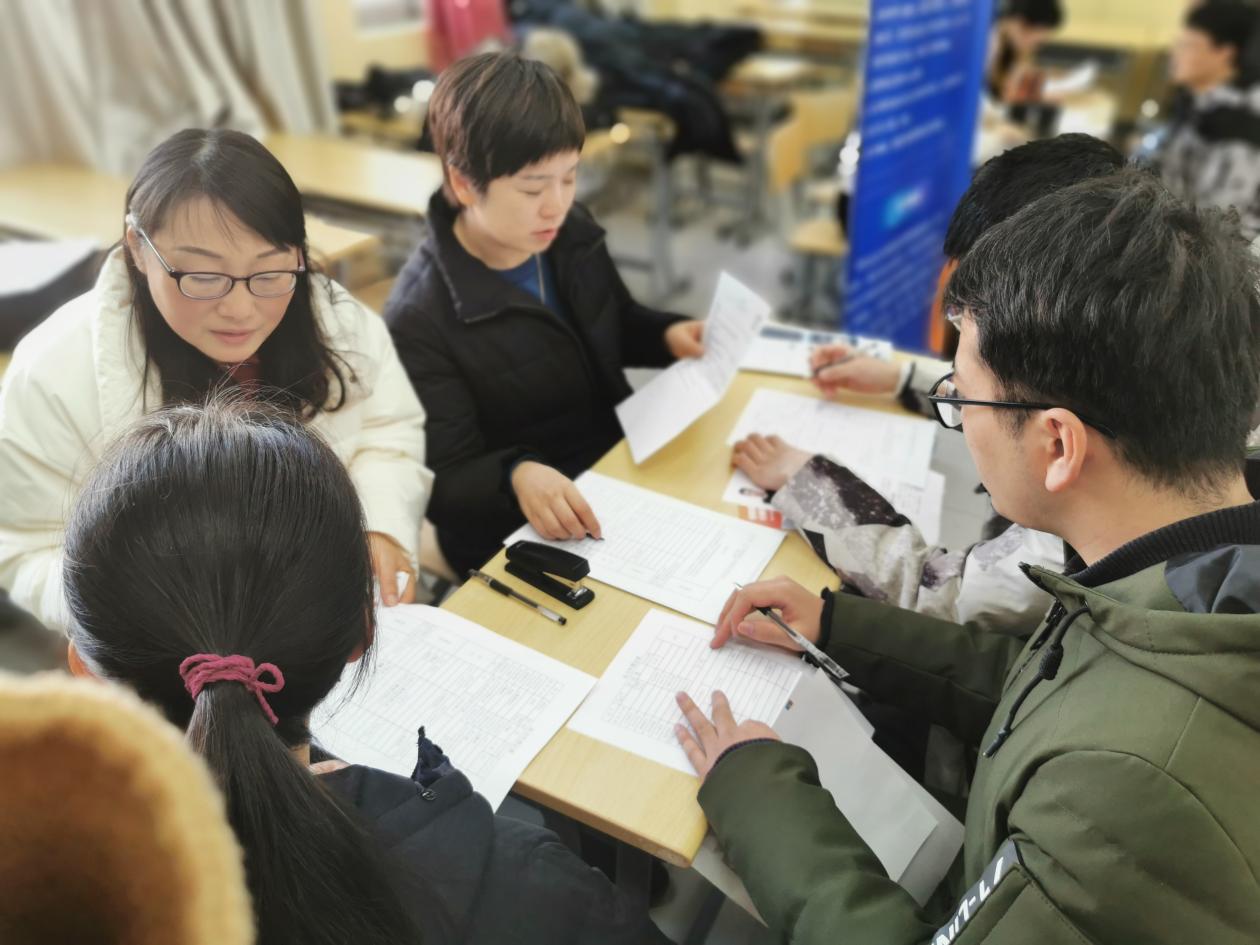 图为招聘会现场 图为招聘会现场