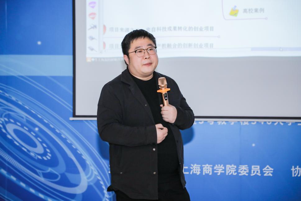 万学教育高级经理王海龙作专题培训 万学教育高级经理王海龙作专题培训