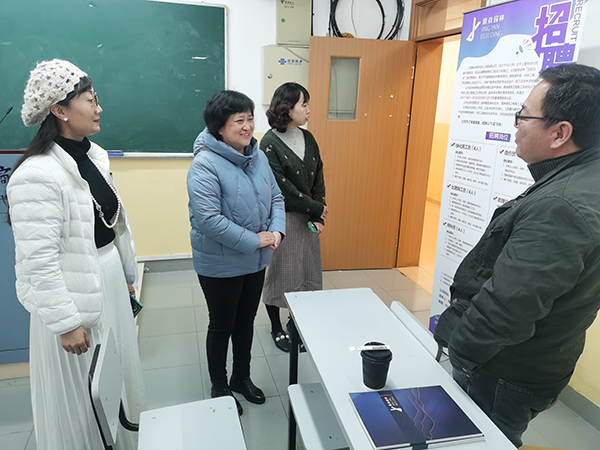 图为艺术设计学院领导在招聘现场与企业代表交谈 图为艺术设计学院领导在招聘现场与企业代表交谈