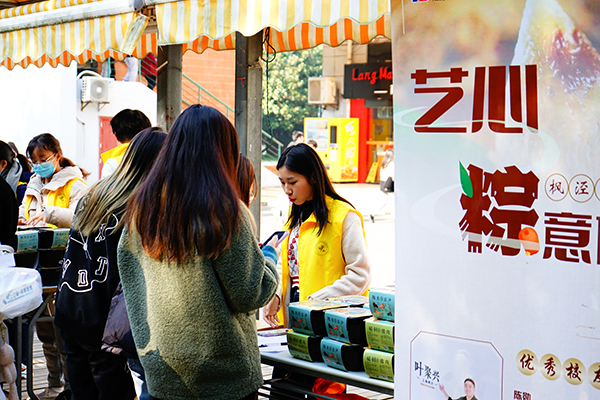 图为同学扫码领取活动现场 图为同学扫码领取活动现场