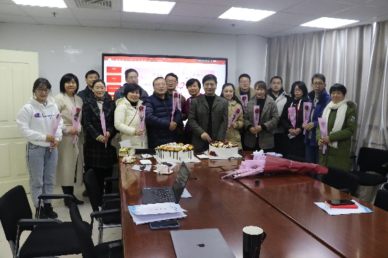 (图为学院下半年集体生日教职工合影) (图为学院下半年集体生日教职工合影)