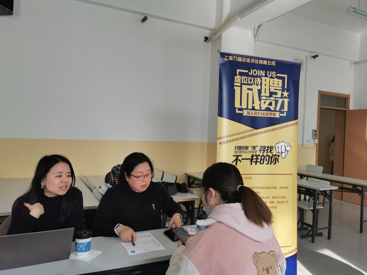 图为招聘会现场 图为招聘会现场