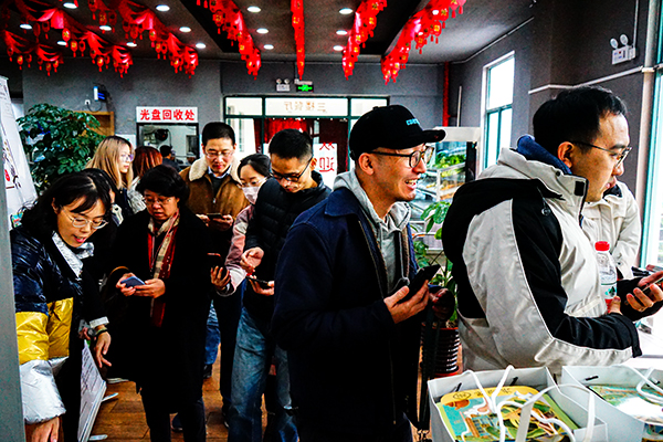 图为老师有序等候扫码领取金粽大礼包 图为老师有序等候扫码领取金粽大礼包