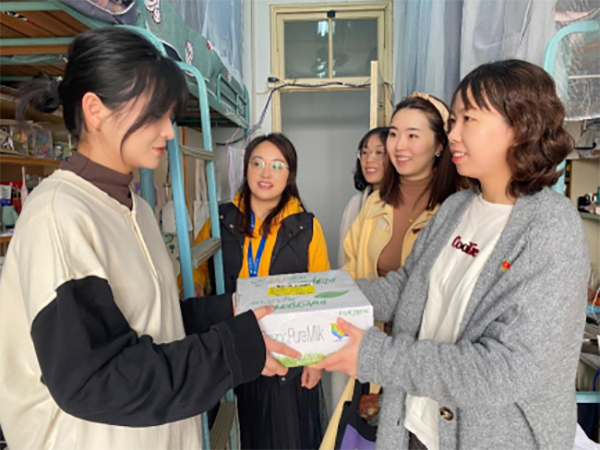 图为潘懿敏副书记在慰问同学 图为潘懿敏副书记在慰问同学