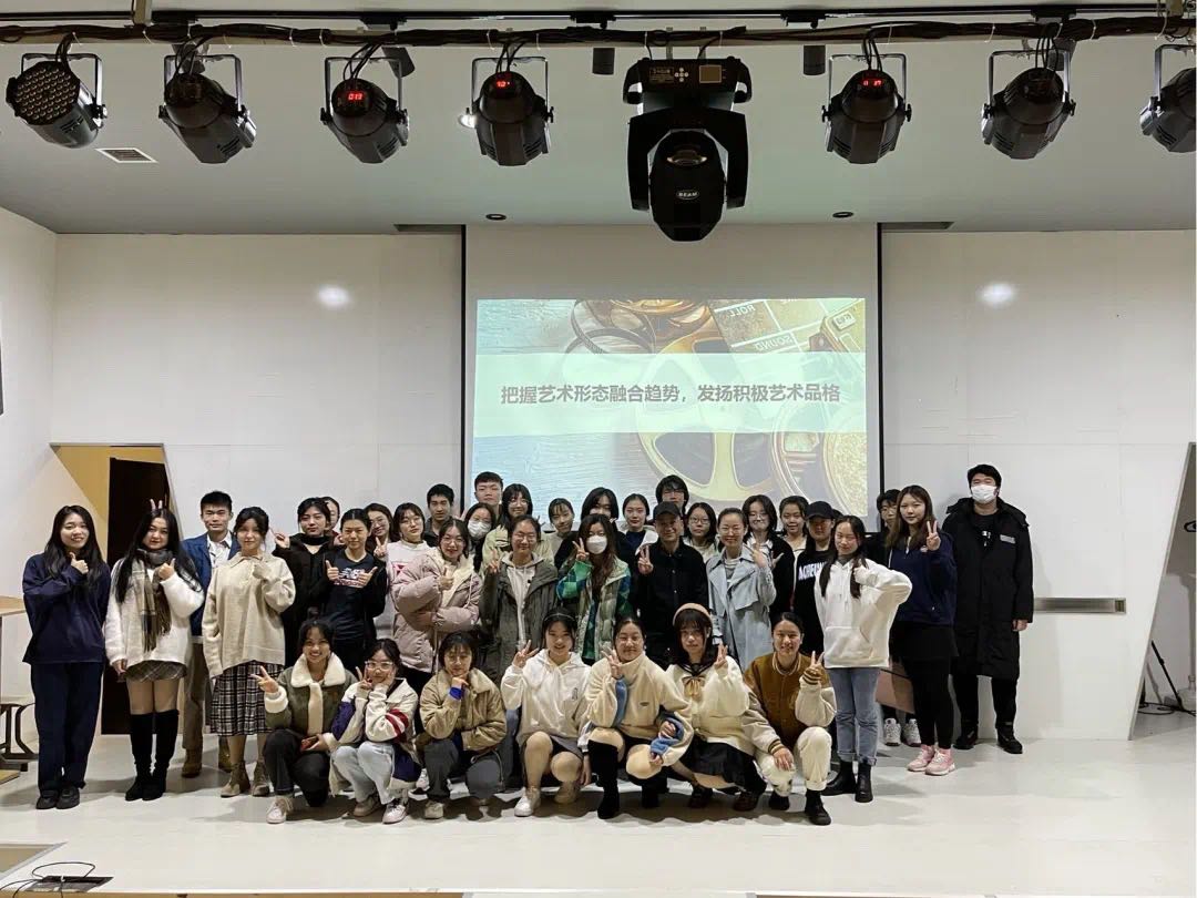 图为讲座合影留念 图为讲座合影留念