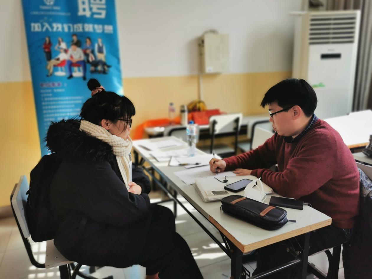 图为招聘会现场 图为招聘会现场