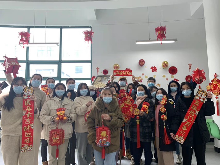 校领导与留校学生一起参与迎春活动