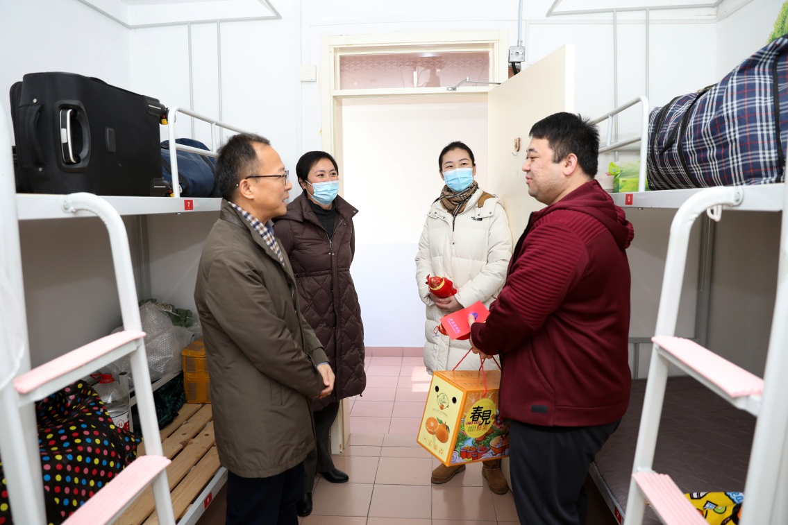 校领导慰问留校学生