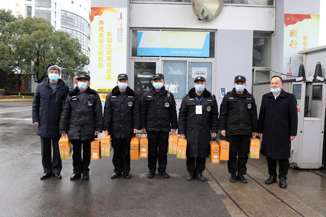 校领导慰问保卫工作人员