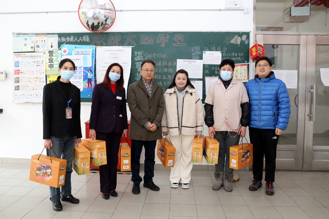 校领导慰问后勤工作人员