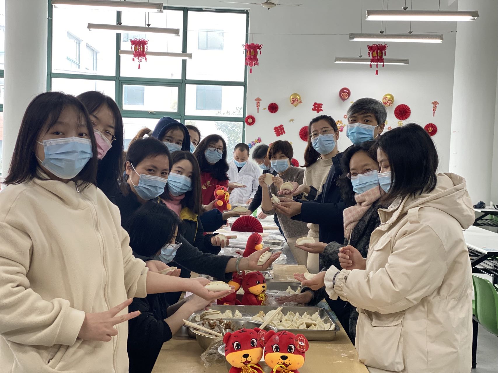 校领导与留校学生一起包饺子