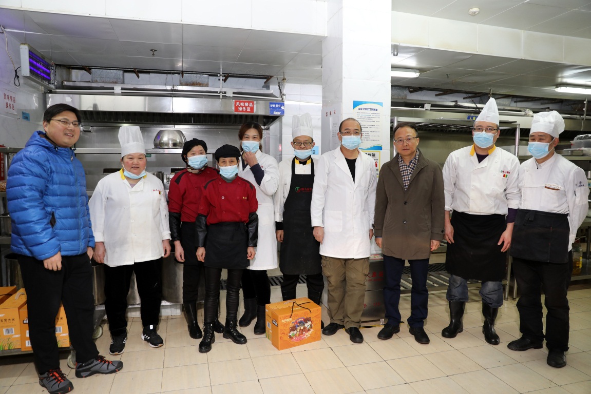 校领导慰问后勤工作人员