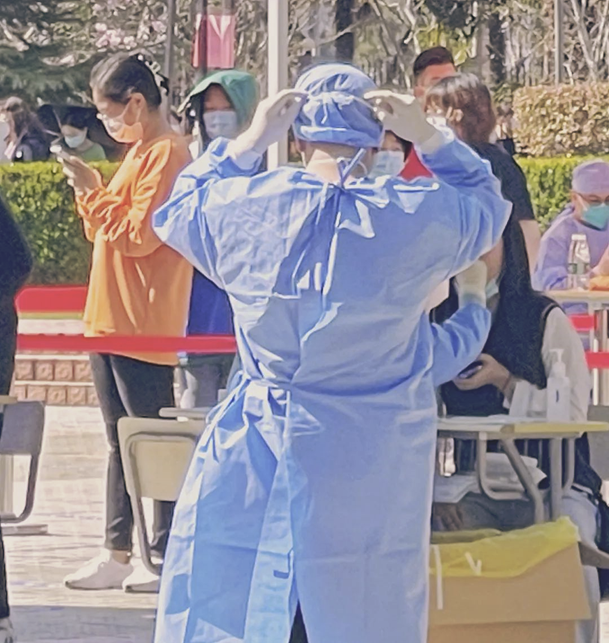 医护人员在核酸检测现场