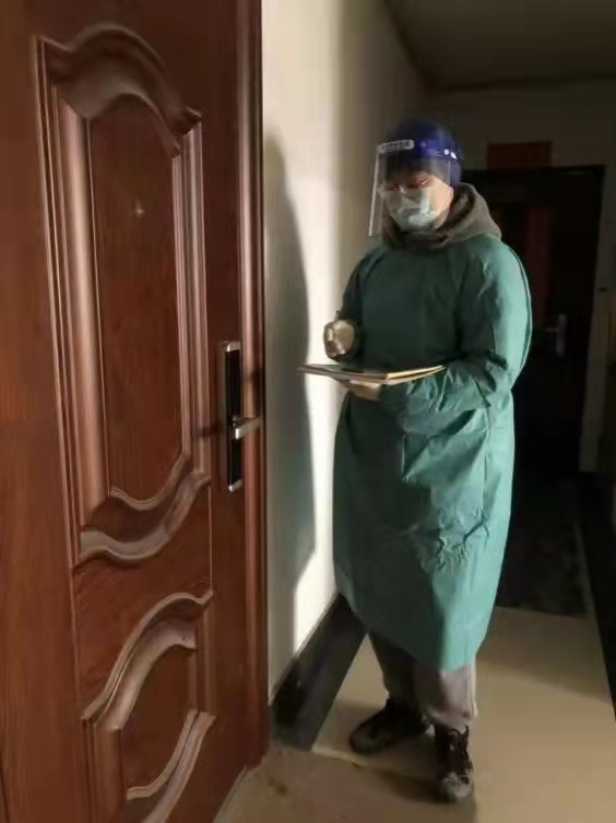 图为傅殊奇同学参与志愿活动