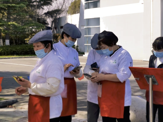食堂工作人员排队核酸检测
