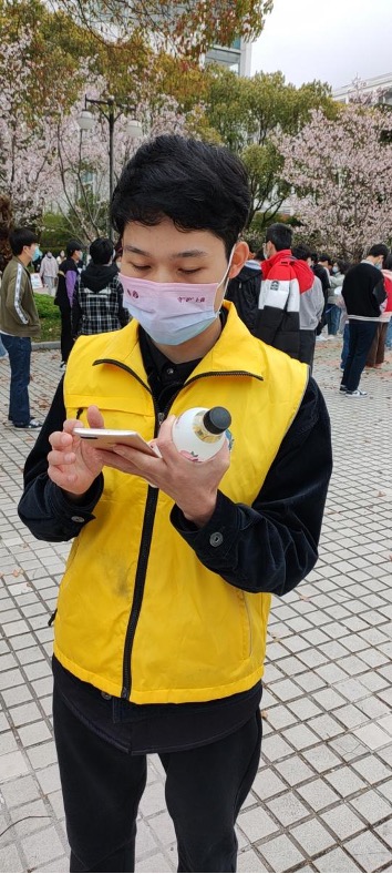 小黄人领队在核对名单