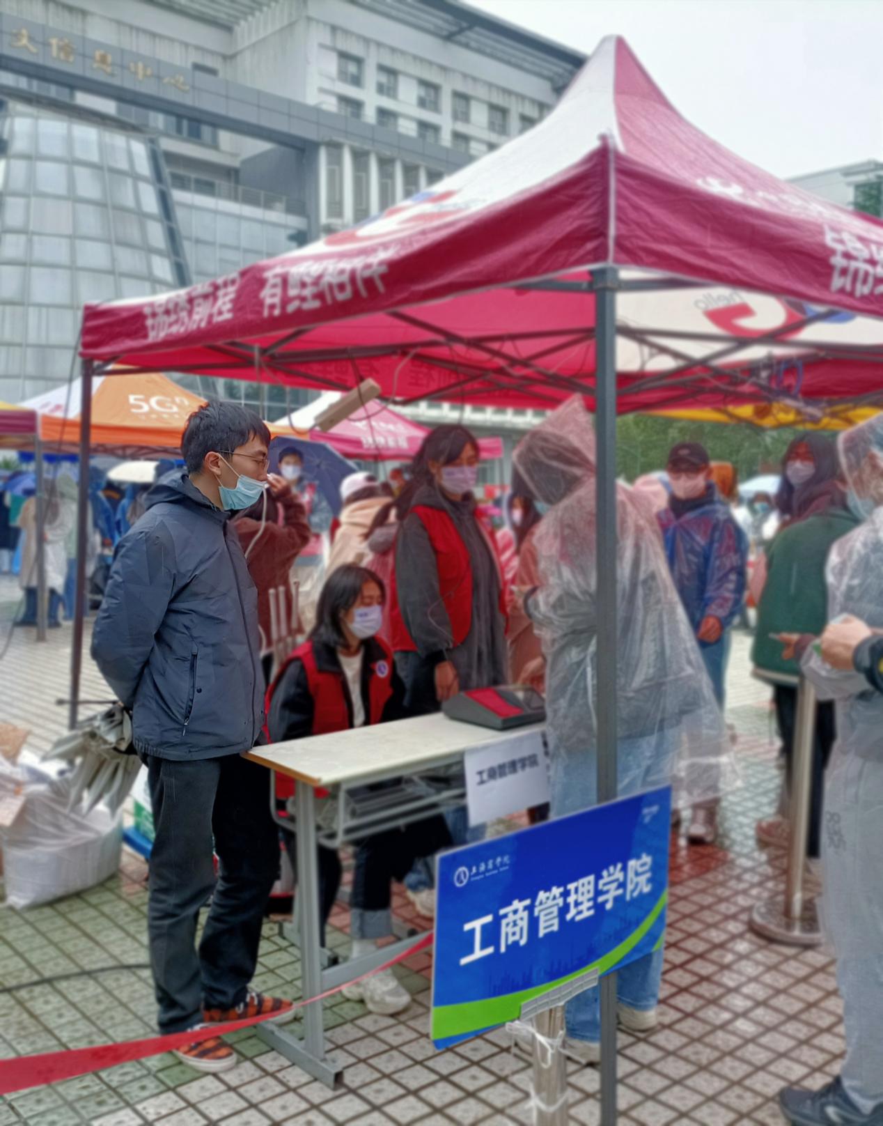 图为潘磊老师在核酸采样现场