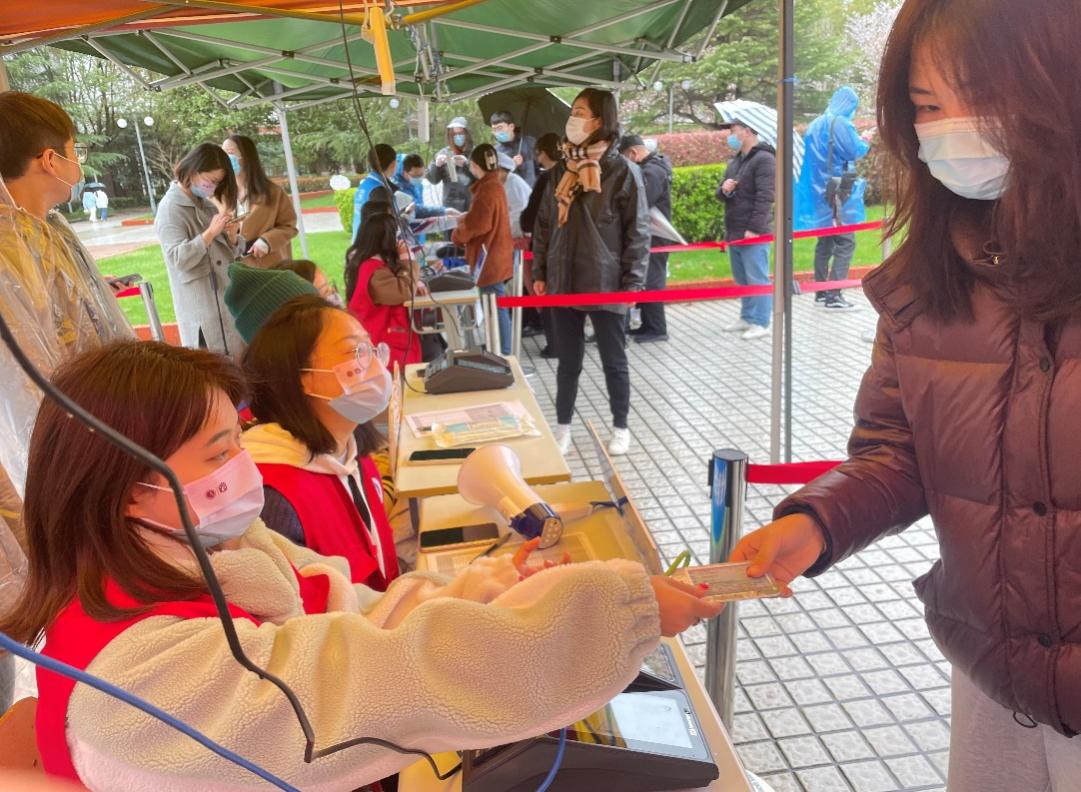 图为志愿者正在进行核酸登记