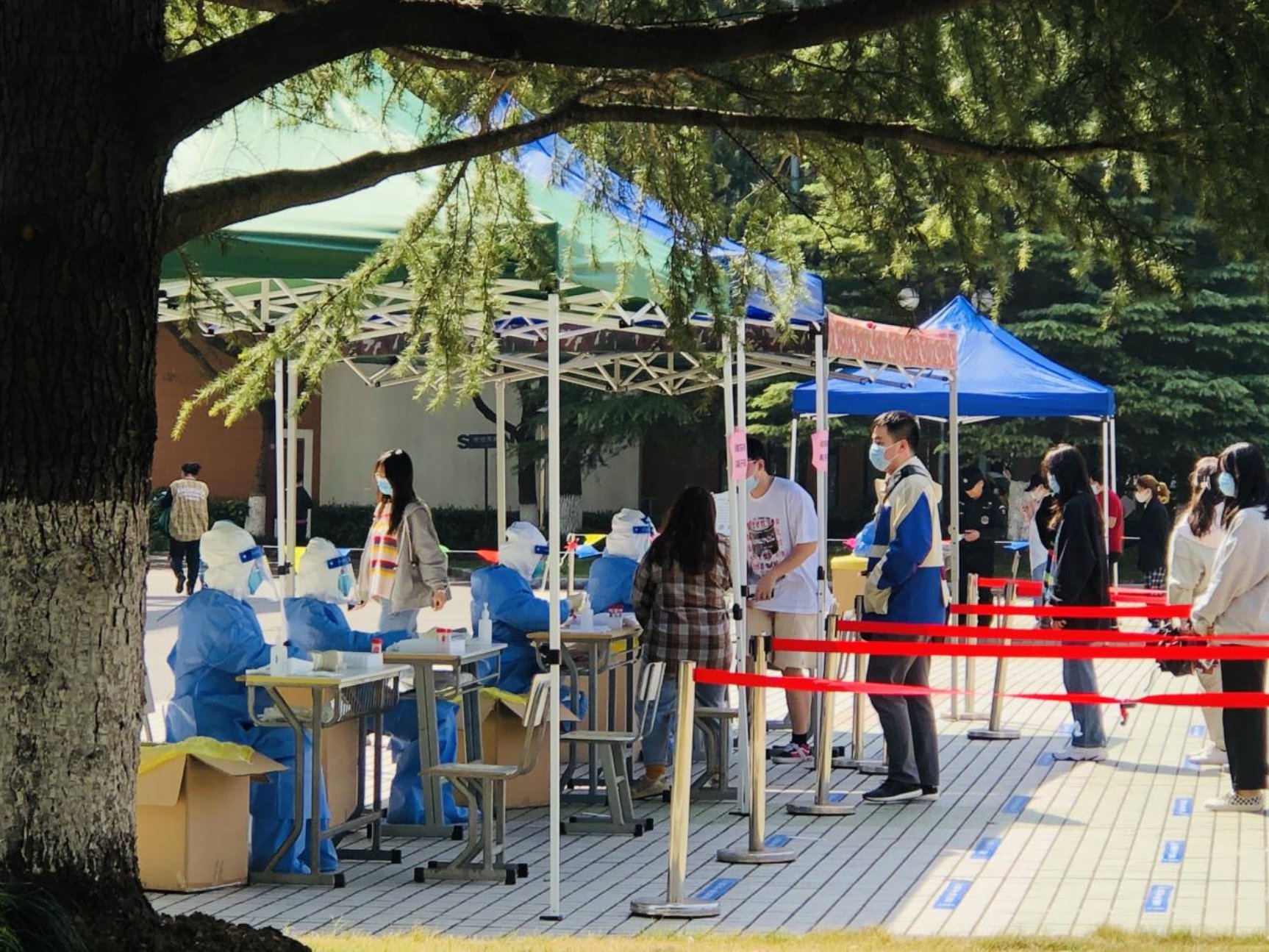 图为校园内同学们正在进行核酸检测
