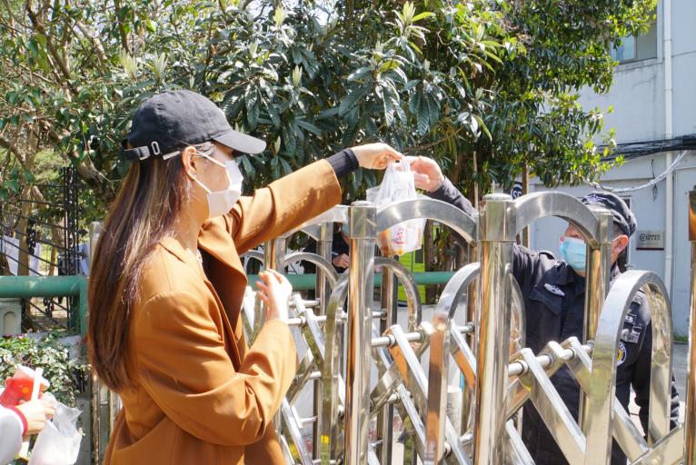 图为管院志愿者为隔离同学送饭