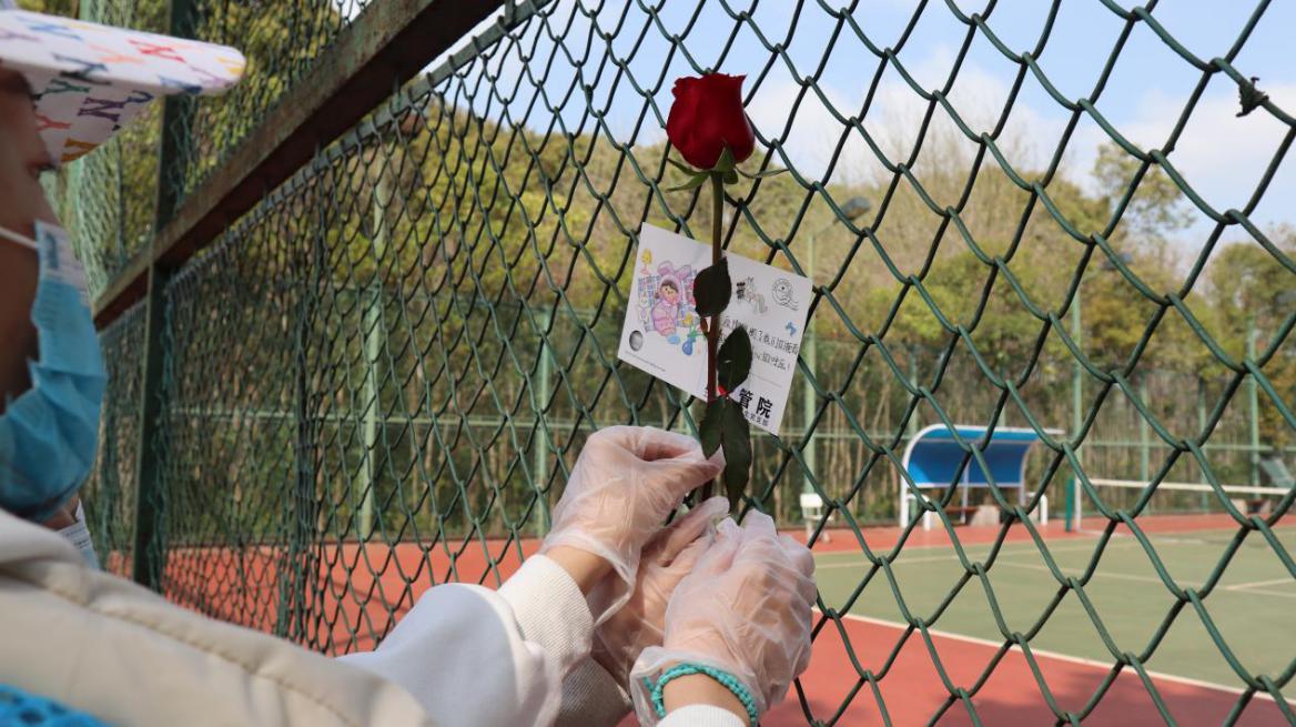 图为管院志愿者投放贺卡