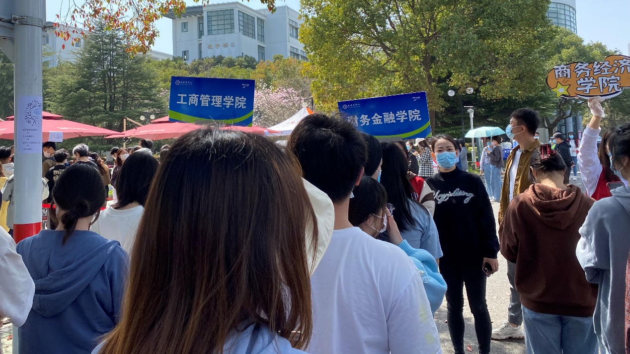 图为伊铭书记、朱旭阳老师指导工作