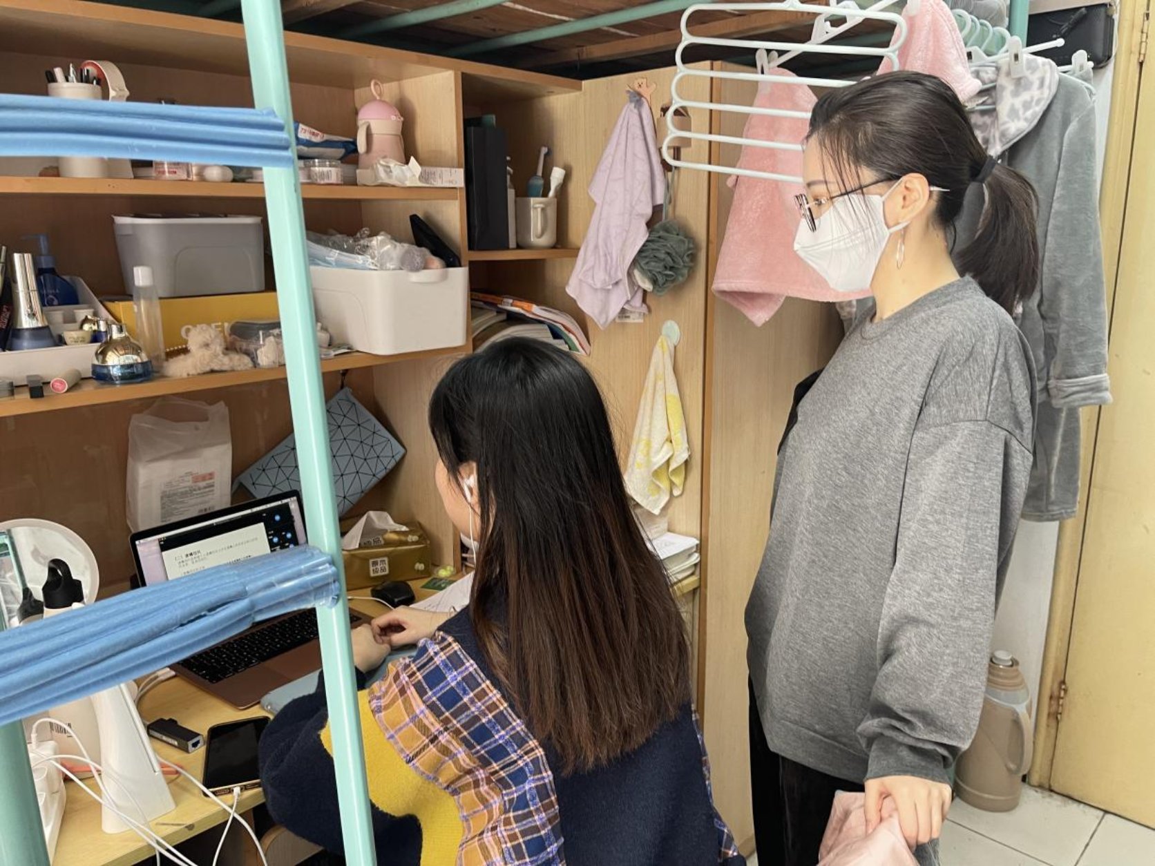 图为一线辅导员邵子轩问候在校学生