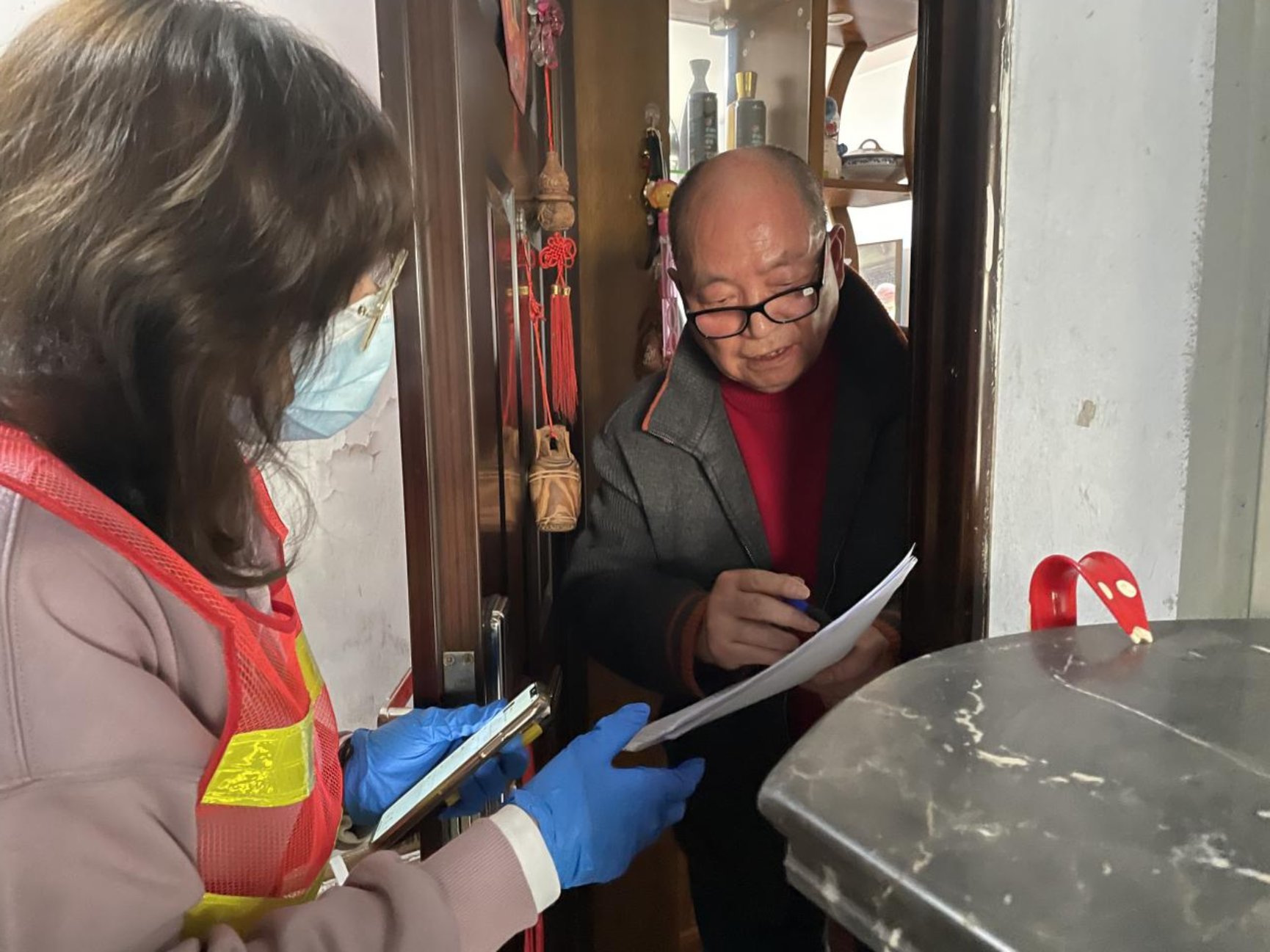 图为工管191班王初雨积极投身社区志愿者