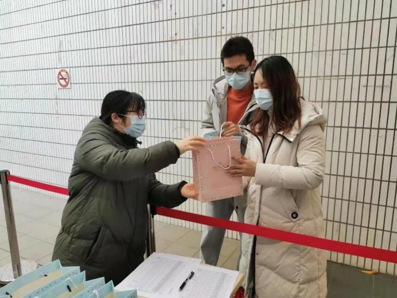 图为辅导员李艳慰问徐汇校区考研学子