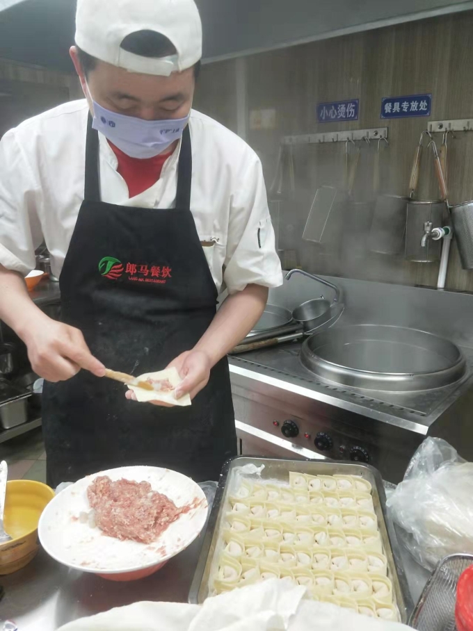 食堂员工正在制作馄饨