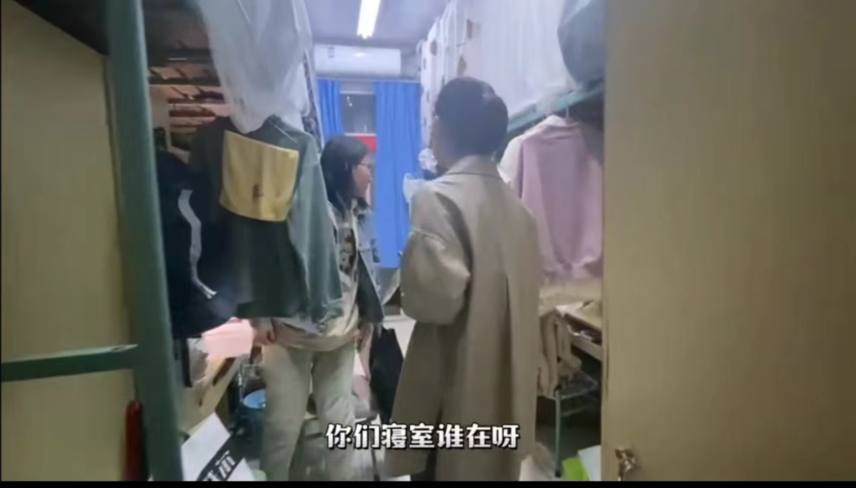 图为辅导员走访寝室