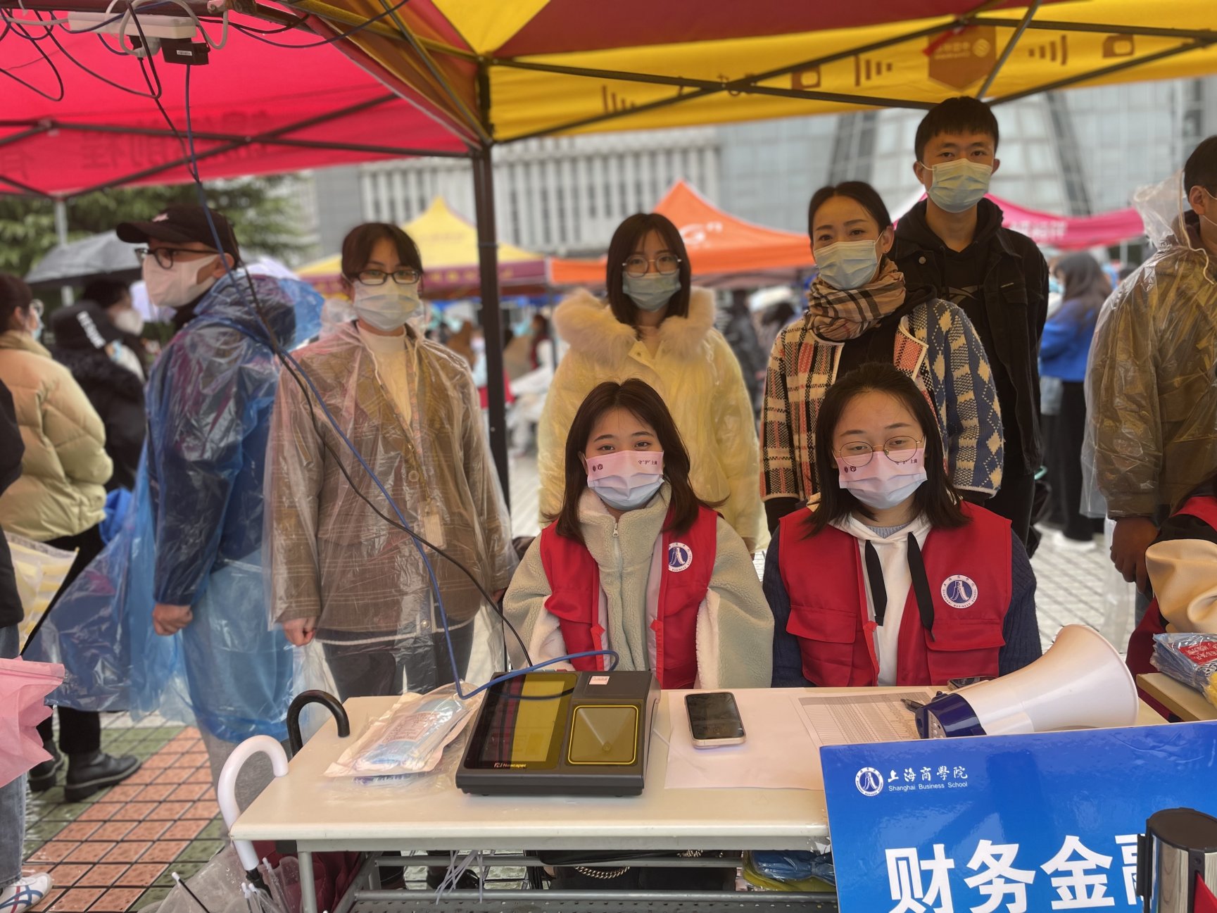 图为学院党总支书记在学生核酸现场