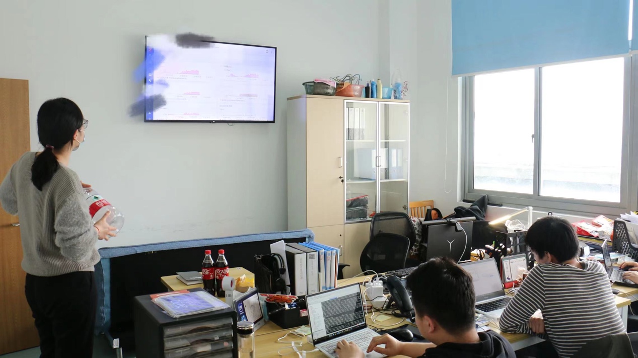 运维人员办公室时刻关注出口流量