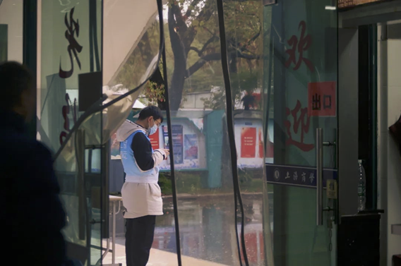 图为食堂服务志愿者