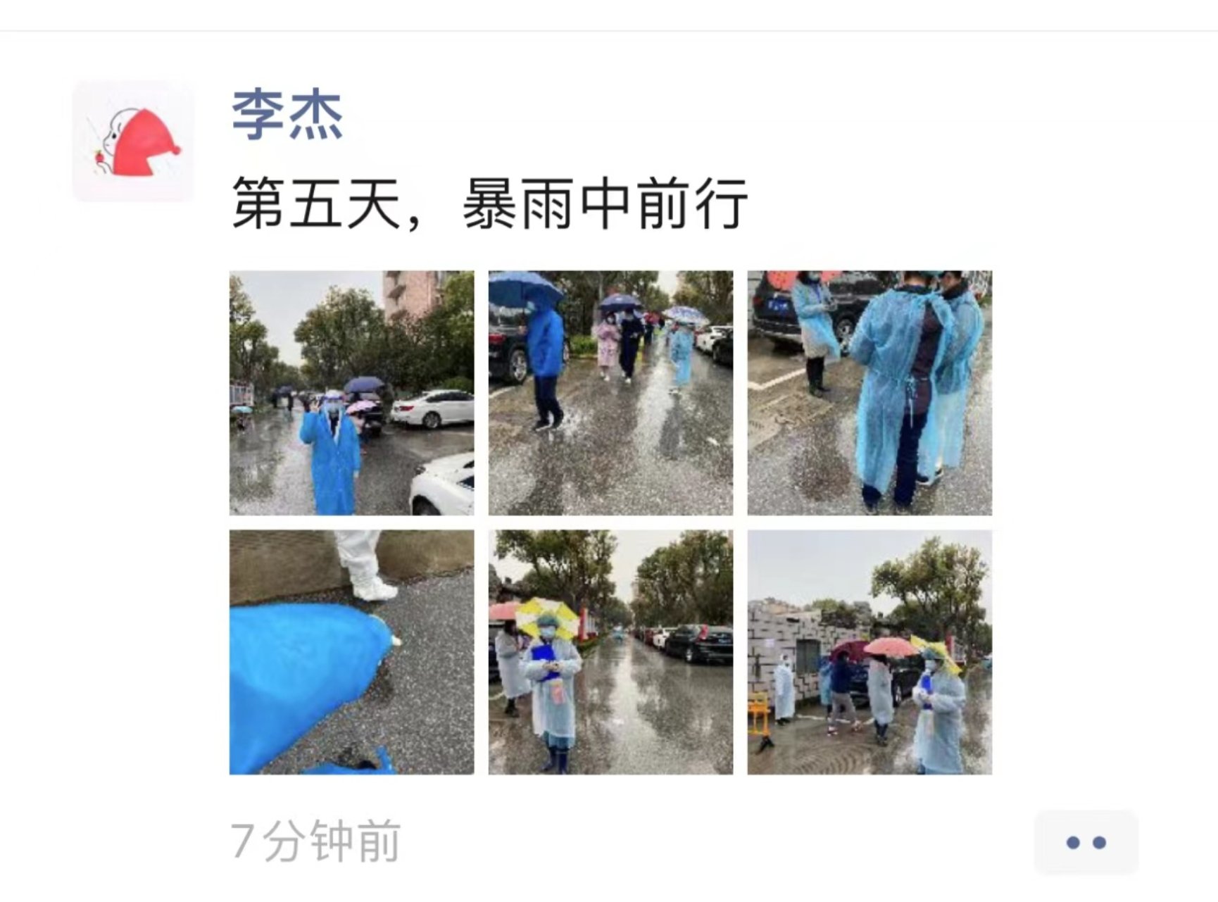 图为市场营销182班李杰引导社区居民做核酸检测