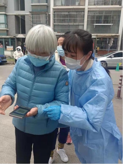 王晶帮助社区年长者注册核酸检测登记码
