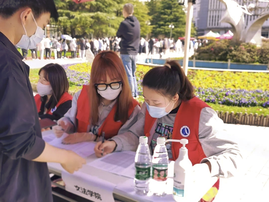 志愿者在核酸检测现场