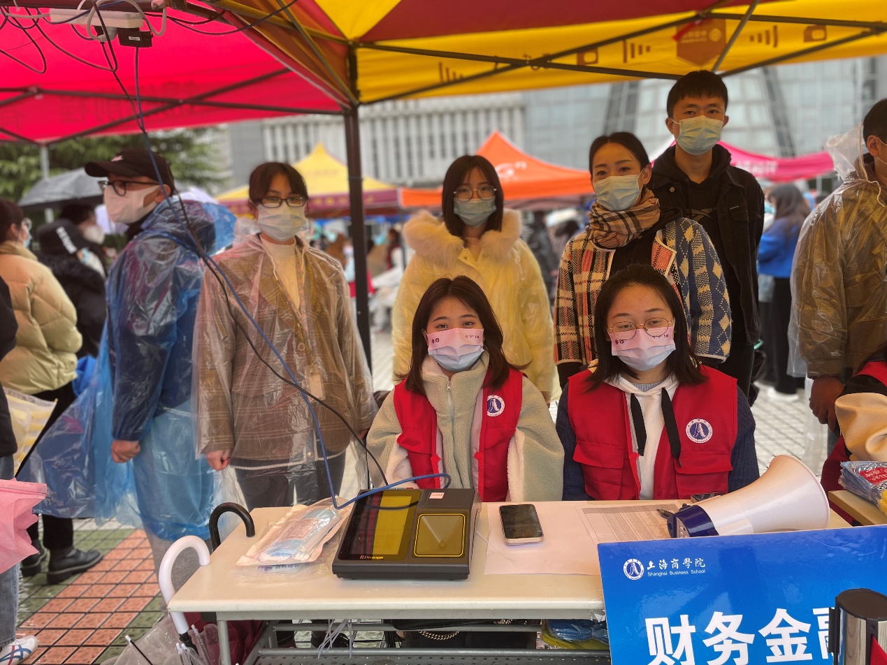 图为志愿者与老师们合影