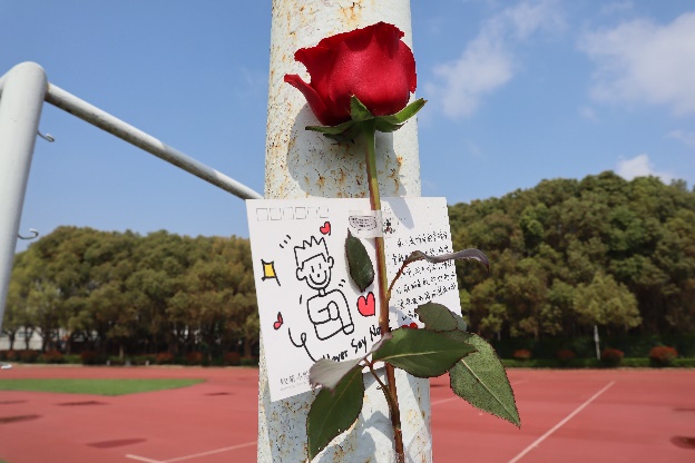 图为管院志愿者投放贺卡