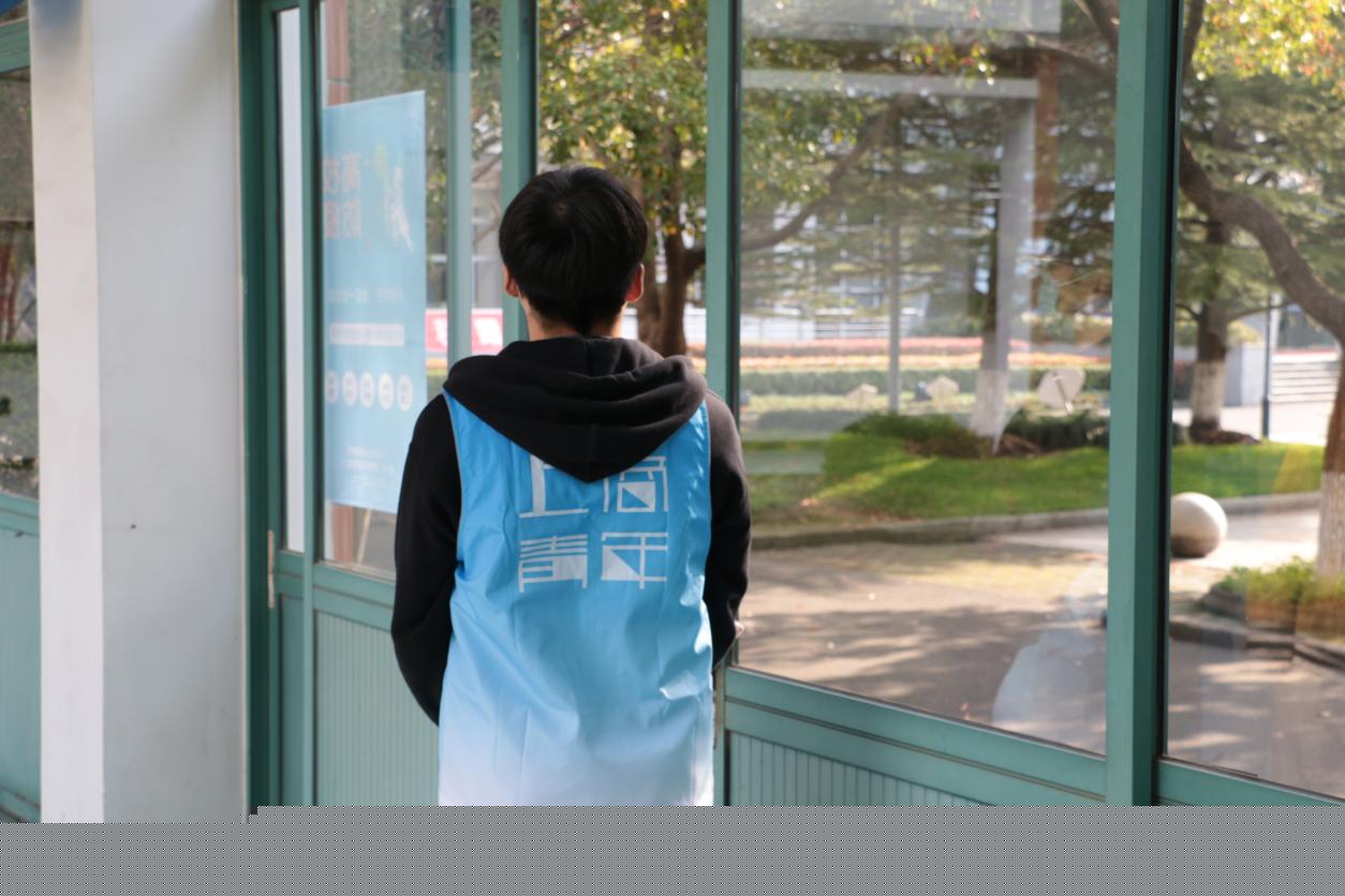 图为物流管理191班王帅投身志愿者服务工作