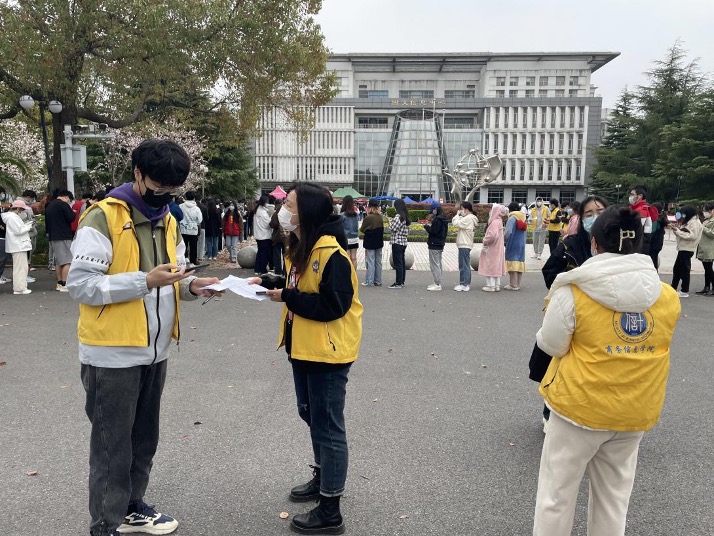 信息“小黄人”在核酸检测现场认真工作