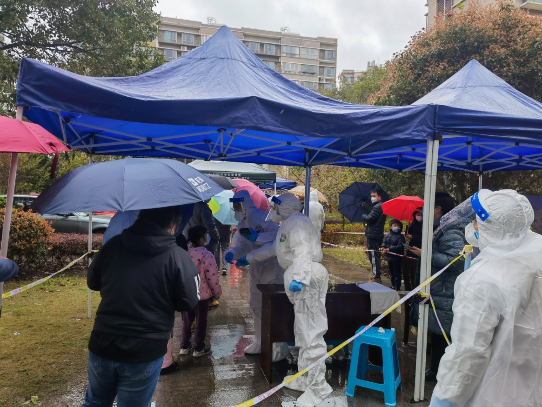 图为社区核酸检测现场