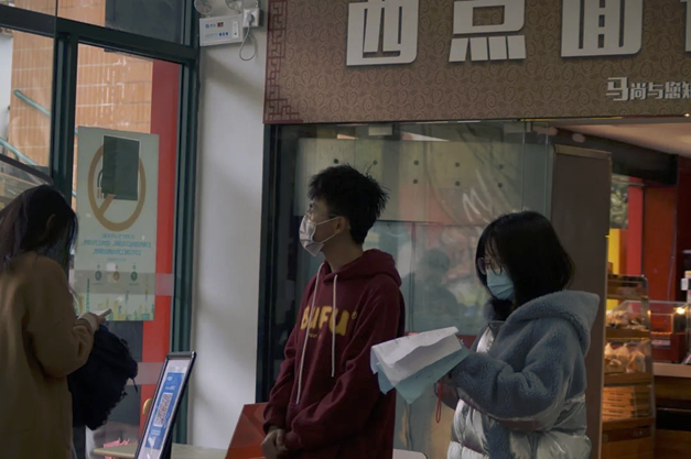 图为食堂服务志愿者